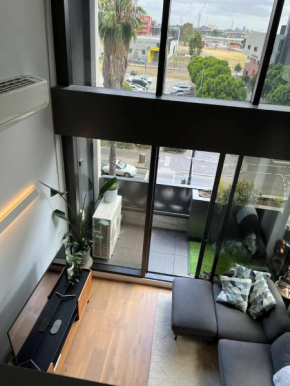 Centrally Located Modern Loft w Free Parking, Infinity Pool, Workspace